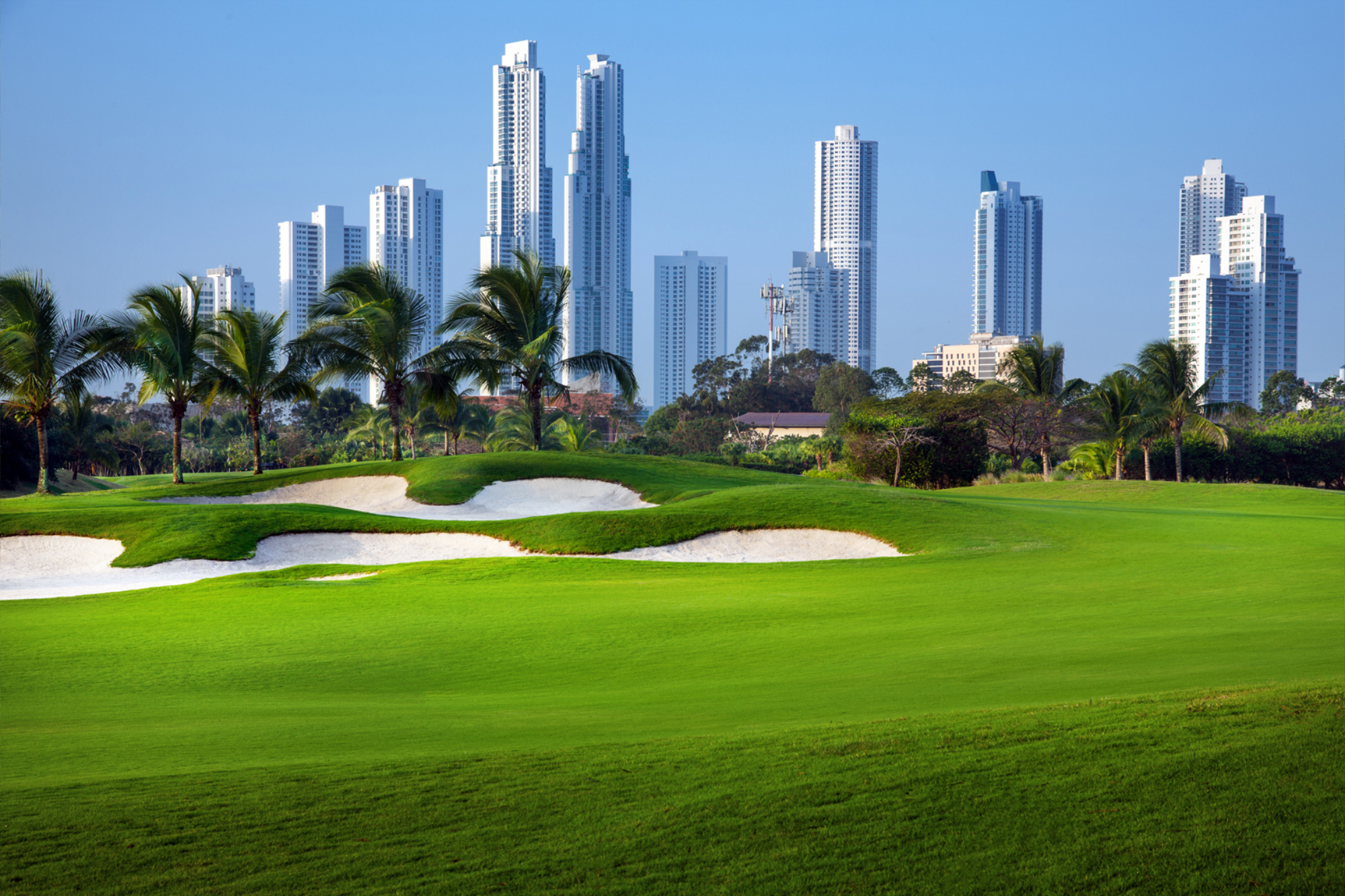 Dubaï ou Panama : deux façons de vivre le golf en grand